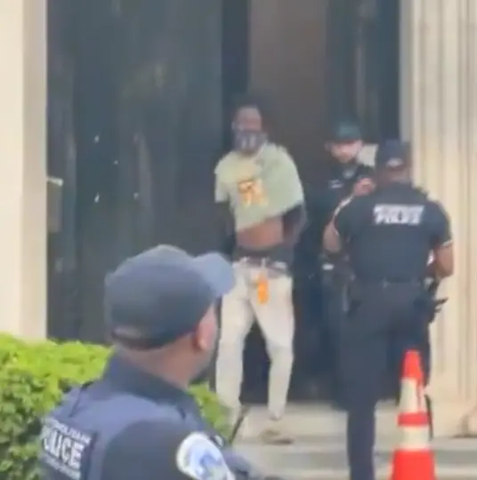 Elementos de seguridad rodearon el Instituto Cultural Mexicano en Washington D.C. tras el ingreso de un hombre armado que huía de la policía. / X: @emoctezumab