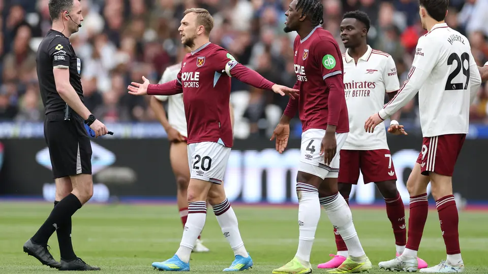 Jugadores de West Ham y Arsenal durante el partido de Premier League | AP