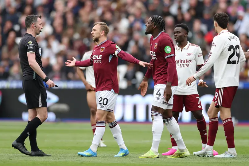 Jugadores de West Ham y Arsenal durante el partido de Premier League | AP