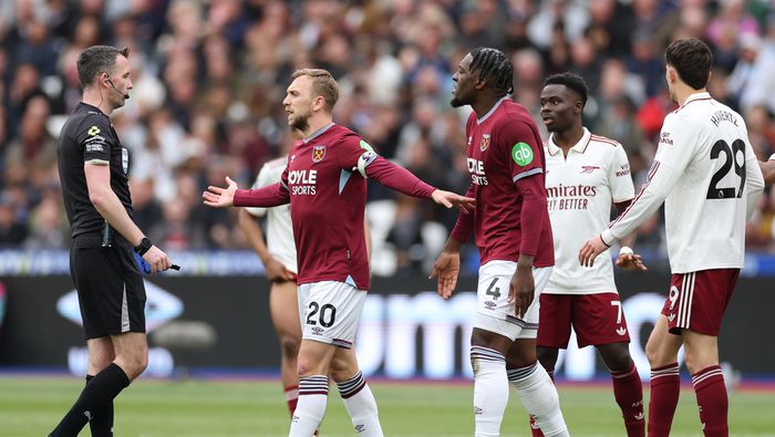 Jugadores de West Ham y Arsenal durante el partido de Premier League | AP
