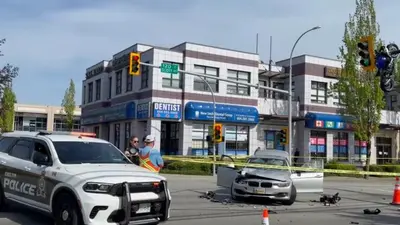 VIDEO: Motocicleta queda colgada de un semáforo tras brutal choque en Canadá