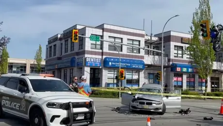VIDEO: Motocicleta queda colgada de un semáforo tras brutal choque en Canadá
