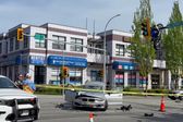 VIDEO: Motocicleta queda colgada de un semáforo tras brutal choque en Canadá