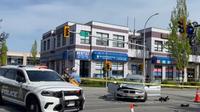 VIDEO: Motocicleta queda colgada de un semáforo tras brutal choque en Canadá