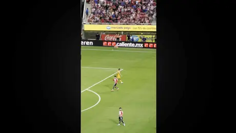 Gol anulado a Chivas iniciando el juego ante Tigres