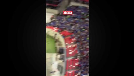 ¡CAYÓ LA LEY! Aficionados de Cruz Azul invaden zona restringida del Azteca