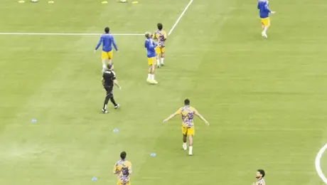Afición de Chivas abuchea a Tigres durante su calentamiento