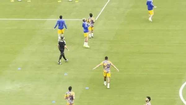 Afición de Chivas abuchea a Tigres durante su calentamiento