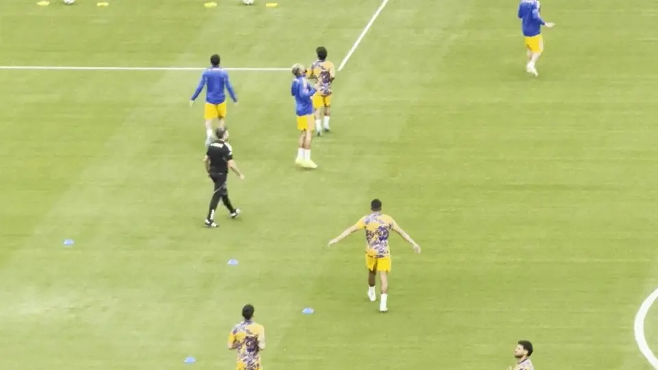Afición de Chivas abuchea a Tigres durante su calentamiento