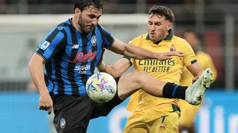 Santiago Giménez fue titular ante el Atalanta l AP
