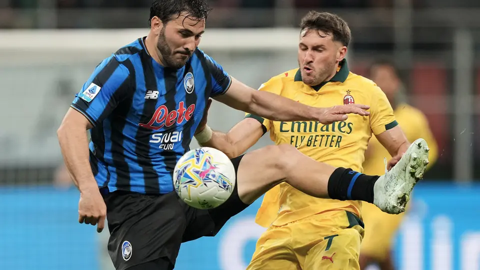 Santiago Giménez fue titular ante el Atalanta l AP