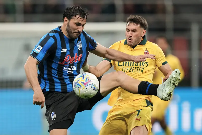 Santiago Giménez fue titular ante el Atalanta l AP