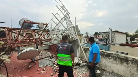 Autoridades acordonaron la zona y realizaron revisiones estructurales tras la caída de la enorme estructura metálica. / @SGIRPC_CDMX