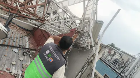 Vecinos fueron evacuados de manera preventiva luego del desplome de la antena en calles de la GAM. / @SGIRPC_CDMX