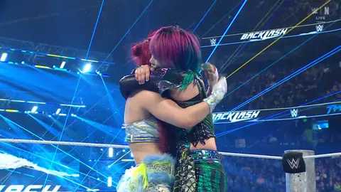 Abrazo final entre Iyo Sky y Azuka | CAPTURA DE WWE