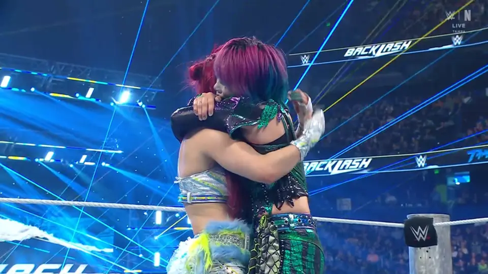 Abrazo final entre Iyo Sky y Azuka | CAPTURA DE WWE