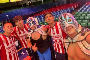 Jugadores de Chivas con Atlantis | X: @Atlantis_CMLL