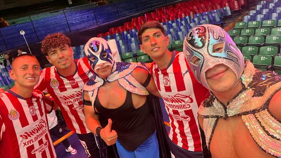 Jugadores de Chivas con Atlantis | X: @Atlantis_CMLL