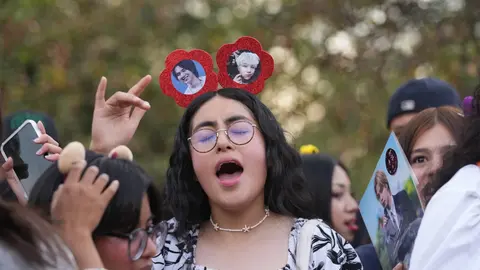 Cerca de 40 mil personas sin boleto habrían acudido a las inmediaciones del recinto para vivir el concierto de BTS./ AP