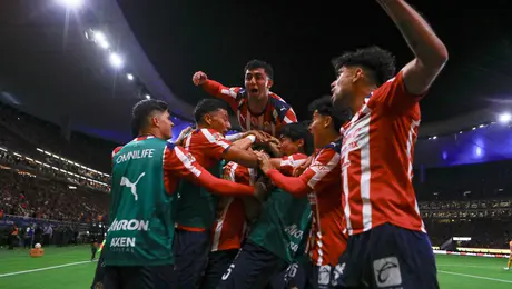¡Remontada y a Semis! Chivas vence a Tigres con doblete de Santiago Sandoval