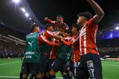 ¡Remontada y a Semis! Chivas vence a Tigres con doblete de Santiago Sandoval