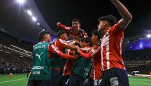 ¡Remontada y a Semis! Chivas vence a Tigres con doblete de Santiago Sandoval