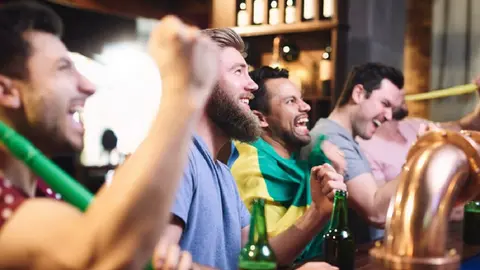 Los establecimientos que busquen transmitir los partidos de futbol deben de tener un permiso especial / Magnific