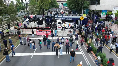 Este martes, las autoridades prohibieron el paso a la gente de la CNTE al Estadio Ciudad de México / Especial