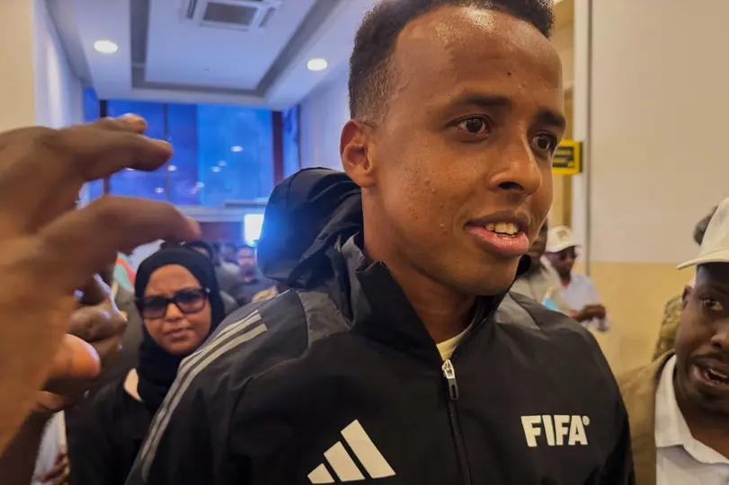 Omar Artan en su regreso a Somalia luego de que le negaron el acceso a Estados Unidos | AP