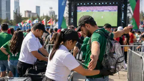 Los asistentes deberán pasar filtros de seguridad antes de ingresar a las zonas de convivencia y transmisión de partidos./ IA