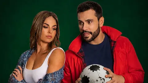 La puesta en escena narra los 16 años de relación de Pablo y Bárbara como si se tratara de una final de la Copa del Mundo. / Cortesía
