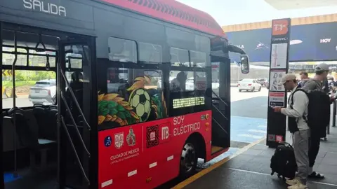 Desde el AICM saldrán unidades al Palacio de los Deportes para llevarte a los encuentros / FB: @MetrobusCDMX