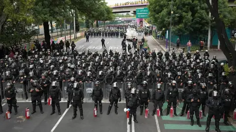 Autoridades capitalinas desplegarán operativos especiales de seguridad y movilidad ante la coincidencia de protestas y actividades mundialistas./ AP