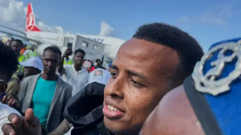 Omar Artan en su regreso a Somalia luego de que le negaron el acceso a Estados Unidos | AP