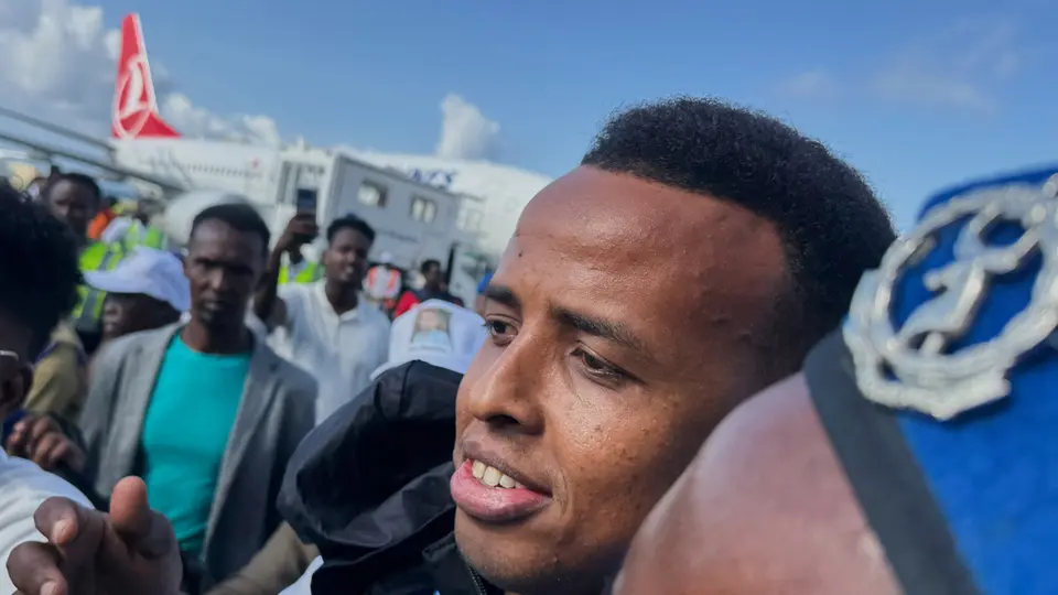 Omar Artan en su regreso a Somalia luego de que le negaron el acceso a Estados Unidos | AP