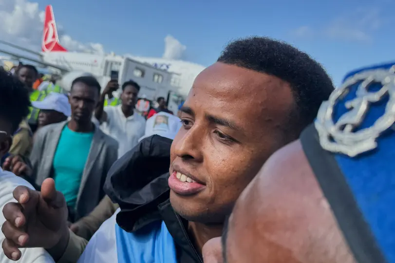 Omar Artan en su regreso a Somalia luego de que le negaron el acceso a Estados Unidos | AP