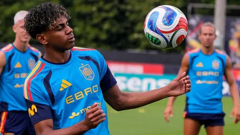 Lamine Yamal en entrenamiento con la Selección de España | AP