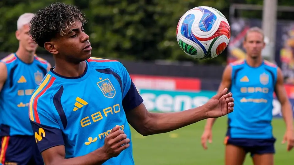 Lamine Yamal en entrenamiento con la Selección de España | AP