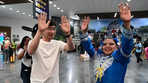 Aficionados extranjeros en México / X: @AICM_mx