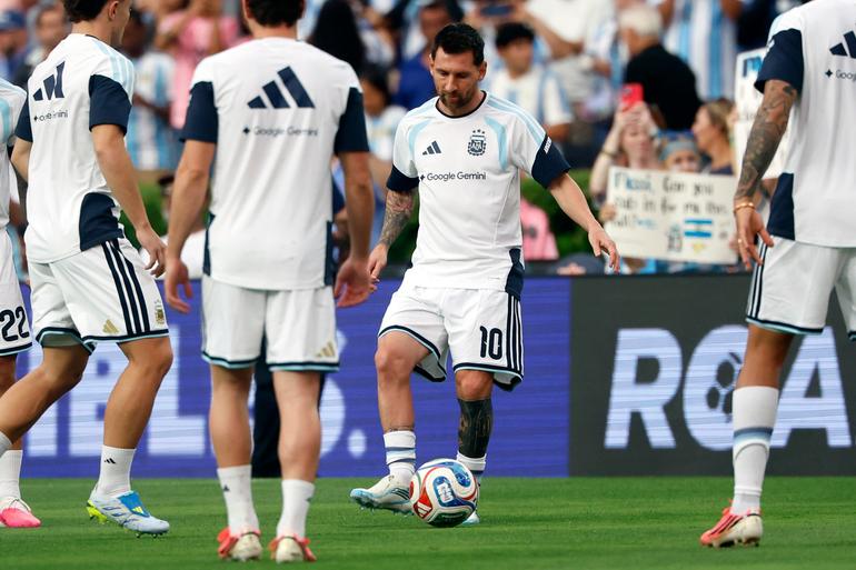 Messi entrenando previo al partido de Argentina ante Islandia | AP
