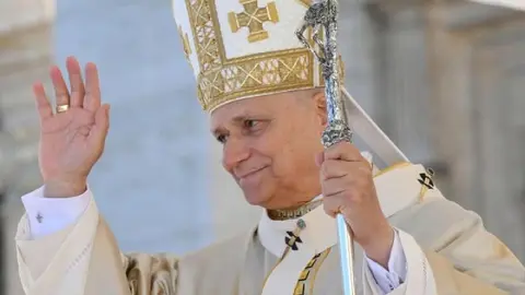 El Papa coincidió con el cantante en sus visitas, por separado, por España / FB: @PontifexSantoPadre/
