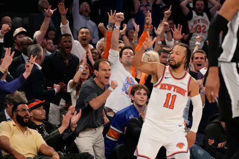 Jalen Brunson celebrando con los fanáticos de los Knicks | AP