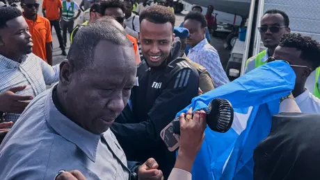 Árbitro Omar Artan fue recibido como héroe en Somalia luego de que EU le negara acceso al país para el Mundial