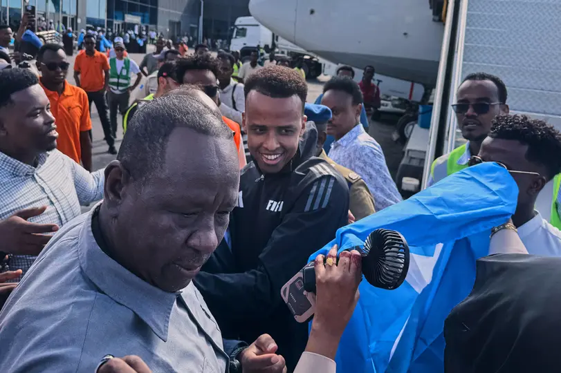 Omar Artan en su regreso a Somalia luego de que le negaron el acceso a Estados Unidos | AP