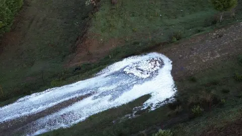 Una nube blanca de gas se registró por la madrugada en el poblado / Redes Sociales