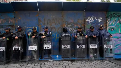 La policía en el Zócalo de la Ciudad de México por las protestas de los maestros | AP