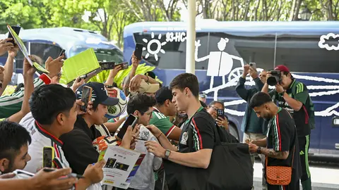 'Hormiga' González con aficionados de la Selección Mexicana | IMAGO 7