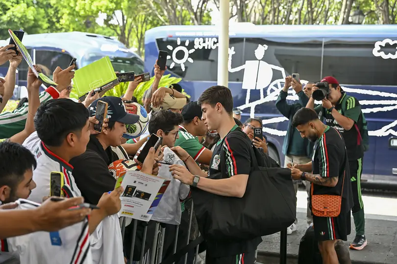 'Hormiga' González con aficionados de la Selección Mexicana | IMAGO 7