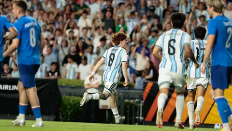 Barco celebrando su anotación en el amistoso ante Islandia | X @Argentina