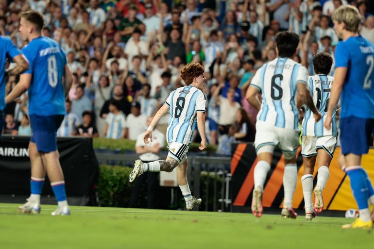 Barco celebrando su anotación en el amistoso ante Islandia | X @Argentina